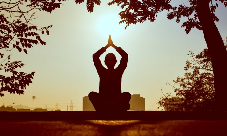 mujer meditando